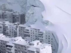 На Камчатке школьник спас ребенка, провалившегося в сугроб Кадр видео из соцсетей с сугробами высотой с девятиэтажный дом на Камчатке - РИА Новости, 1920, 19.03.2026