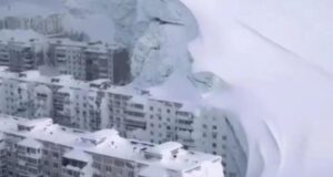 Кадр видео из соцсетей с сугробами высотой с девятиэтажный дом на Камчатке - РИА Новости, 1920, 19.03.2026