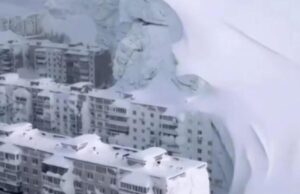 Кадр видео из соцсетей с сугробами высотой с девятиэтажный дом на Камчатке - РИА Новости, 1920, 19.03.2026