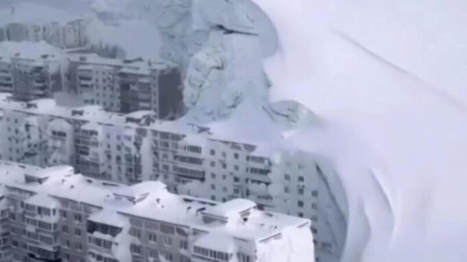 Кадр видео из соцсетей с сугробами высотой с девятиэтажный дом на Камчатке - РИА Новости, 1920, 19.03.2026