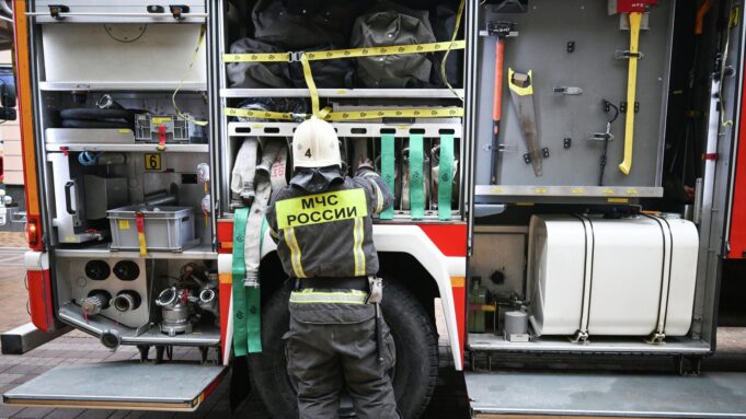 В Можайске два дома повреждены, предположительно, после падения обломков БПЛА Сотрудник МЧС России - РИА Новости, 1920, 26.03.2026