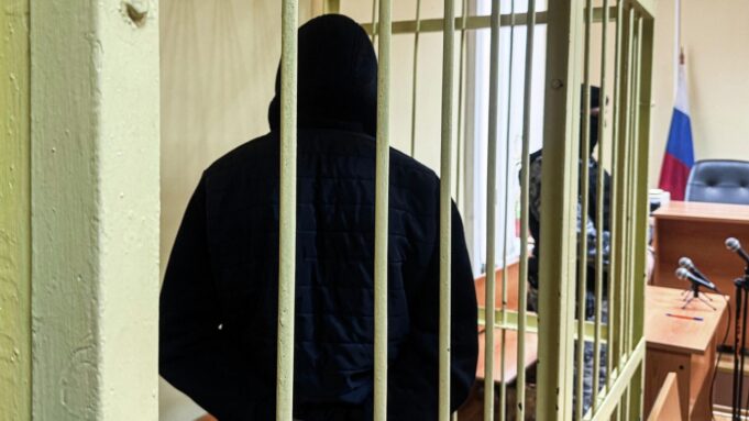 Обвиняемых в похищении девочки в Смоленске доставили в суд - РИА Новости, 1920, 18.03.2026