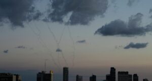 Перехват ракеты в небе над Тель-Авивом, Израиль - РИА Новости, 1920, 24.03.2026