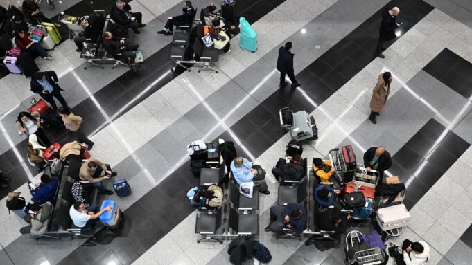 Пассажиры в московском аэропорту Шереметьево - РИА Новости, 1920, 24.03.2026