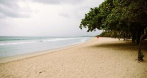 Пляж в Куте на острове Бали в Индонезии - РИА Новости, 1920, 25.03.2026