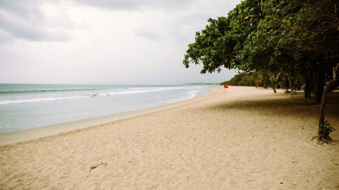 Пляж в Куте на острове Бали в Индонезии - РИА Новости, 1920, 25.03.2026