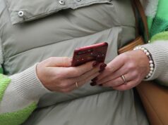 Жители Петербурга столкнулись с трудностями при оплате парковки по интернету Смартфон в руке девушки - РИА Новости, 1920, 23.03.2026