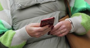 Смартфон в руке девушки - РИА Новости, 1920, 23.03.2026