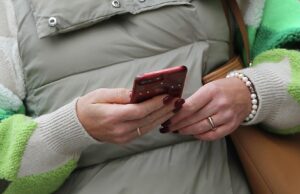 Смартфон в руке девушки - РИА Новости, 1920, 23.03.2026