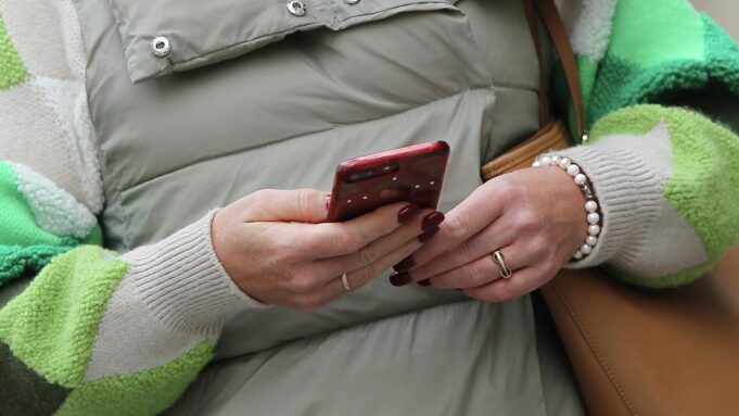 Жители Петербурга столкнулись с трудностями при оплате парковки по интернету Смартфон в руке девушки - РИА Новости, 1920, 23.03.2026