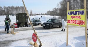 Сотрудник ветеринарной службы дезинфицирует автомобиль в Новосибирской области, где введен карантин по пастереллезу скота - РИА Новости, 1920, 19.03.2026