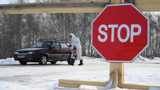 Сотрудник ветеринарной службы дезинфицирует автомобиль в Новосибирской области, где введен карантин по пастереллезу скота - РИА Новости, 1920, 21.03.2026