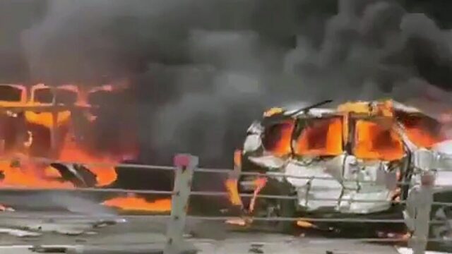 Последствия ДТП с участиеб бензовоза на трассе Ростов - Таганрог в Ростовской области - РИА Новости, 1920, 21.03.2026