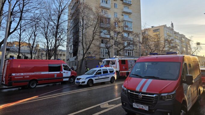 СК назвал неосторожное обращение с огнем предварительной причиной пожара На месте пожара в девятиэтажном жилом доме в центре Москвы - РИА Новости, 1920, 23.03.2026