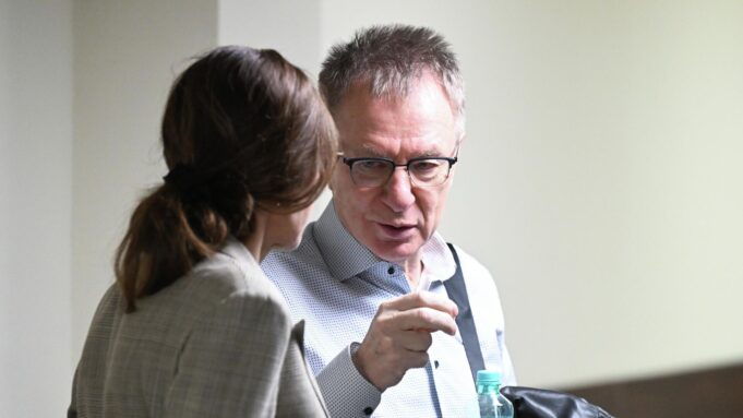 Галицкий предложил мировое соглашение по иску о запрете его фирмы Бизнесмен Александр Галицкий перед началом заседания Тверского суда в Москве - РИА Новости, 1920, 23.03.2026