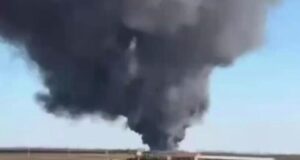 Дым на месте пожара на складе с горюче-смазочными материалами в Мясниковском районе Ростовской области - РИА Новости, 1920, 23.03.2026