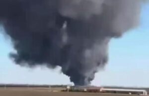 Дым на месте пожара на складе с горюче-смазочными материалами в Мясниковском районе Ростовской области - РИА Новости, 1920, 23.03.2026