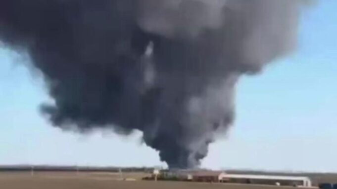 Дым на месте пожара на складе с горюче-смазочными материалами в Мясниковском районе Ростовской области - РИА Новости, 1920, 23.03.2026