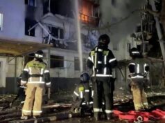 Сотрудники противопожарной службы МЧС РФ тушат пожар на месте взрыва в жилом доме в Севастополе - РИА Новости, 1920, 24.03.2026