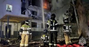 Сотрудники противопожарной службы МЧС РФ тушат пожар на месте взрыва в жилом доме в Севастополе - РИА Новости, 1920, 24.03.2026