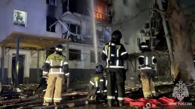 Сотрудники противопожарной службы МЧС РФ тушат пожар на месте взрыва в жилом доме в Севастополе - РИА Новости, 1920, 24.03.2026