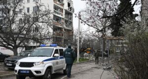 Пенсионерка из Севастополя ждет, когда можно будет вернуться домой после взрыва Взрыв в жилом доме в Севастополе - РИА Новости, 1920, 24.03.2026