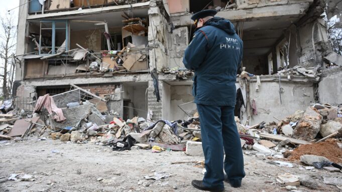 Сын погибшей при взрыве в Севастополе женщины назвал произошедшее шоком Последствия взрыва в жилом доме в Севастополе - РИА Новости, 1920, 25.03.2026