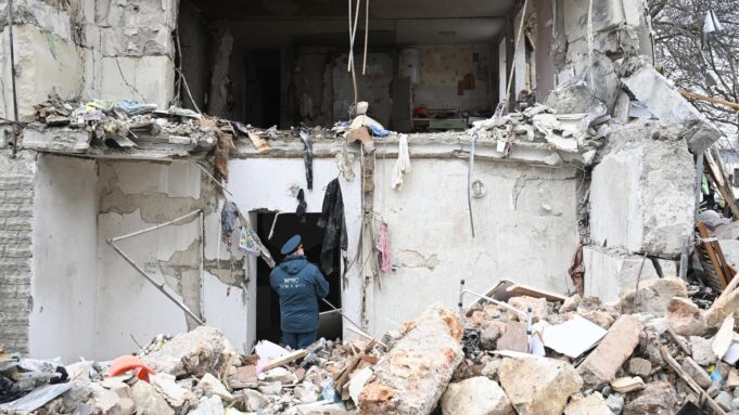 Пострадавшую при взрыве в Севастополе девочку прооперировали, она в реанимации Последствия взрыва в жилом доме в Севастополе - РИА Новости, 1920, 25.03.2026