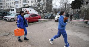 Сотрудники скорой помощи на месте взрыва в жилом доме в Севастополе - РИА Новости, 1920, 24.03.2026