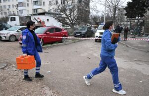 Сотрудники скорой помощи на месте взрыва в жилом доме в Севастополе - РИА Новости, 1920, 24.03.2026