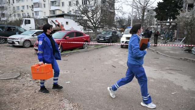 Сотрудники скорой помощи на месте взрыва в жилом доме в Севастополе - РИА Новости, 1920, 24.03.2026