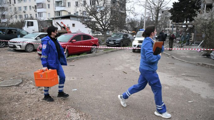 Сотрудники скорой помощи на месте взрыва в жилом доме в Севастополе - РИА Новости, 1920, 24.03.2026