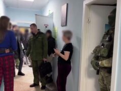 Сотрудники правоохранительных органов в клинике Свобода в Кемерово. Кадр видео - РИА Новости, 1920, 25.03.2026