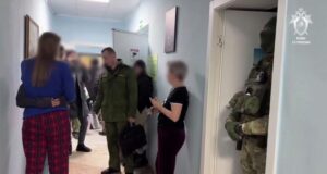 Сотрудники правоохранительных органов в клинике Свобода в Кемерово. Кадр видео - РИА Новости, 1920, 25.03.2026