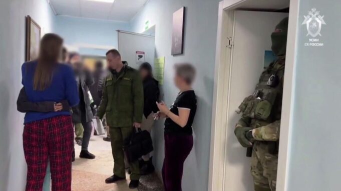 Сотрудники правоохранительных органов в клинике Свобода в Кемерово. Кадр видео - РИА Новости, 1920, 25.03.2026