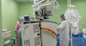 Врачи Детской областной больницы проводят операцию 13-летнему мальчику, чтобы сохранить левую кисть после взрывной травмы - РИА Новости, 1920, 25.03.2026