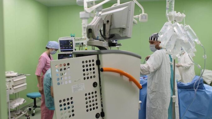 В Калининграде врачи собрали кисть ребенка, в руках которого взорвался снаряд Врачи Детской областной больницы проводят операцию 13-летнему мальчику, чтобы сохранить левую кисть после взрывной травмы - РИА Новости, 1920, 25.03.2026