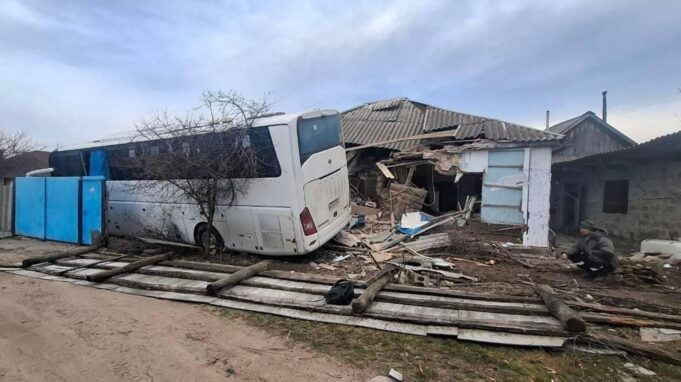 В ЛНР автобус «Москва-Стаханов» врезался в жилой дом, пострадали 4 человека Автобус Москва-Стаханов врезался в жилой дом - РИА Новости, 1920, 26.03.2026