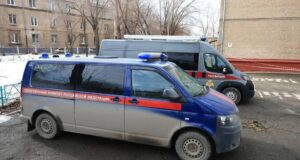 Автомобили правоохранительных органов возле челябинской школы, где произошла стрельба - РИА Новости, 1920, 26.03.2026