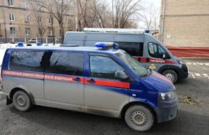 Автомобили правоохранительных органов возле челябинской школы, где произошла стрельба - РИА Новости, 1920, 26.03.2026