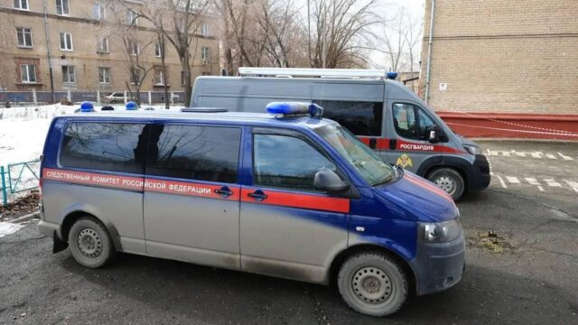 Автомобили правоохранительных органов возле челябинской школы, где произошла стрельба - РИА Новости, 1920, 26.03.2026