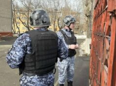 Сотрудники правоохранительных органов возле челябинской школы, где произошла стрельба - РИА Новости, 1920, 26.03.2026