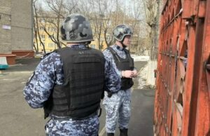 Сотрудники правоохранительных органов возле челябинской школы, где произошла стрельба - РИА Новости, 1920, 26.03.2026