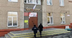 Сотрудники полиции у школы в Челябинске после нападения - РИА Новости, 1920, 27.03.2026