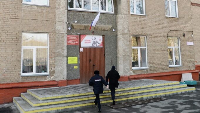 Состояние детей, пострадавших после нападения в школе в Челябинске, стабильное Сотрудники полиции у школы в Челябинске после нападения - РИА Новости, 1920, 27.03.2026