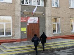 Сотрудники полиции у школы в Челябинске после нападения - РИА Новости, 1920, 27.03.2026