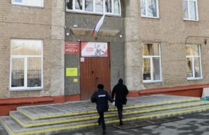 Сотрудники полиции у школы в Челябинске после нападения - РИА Новости, 1920, 27.03.2026