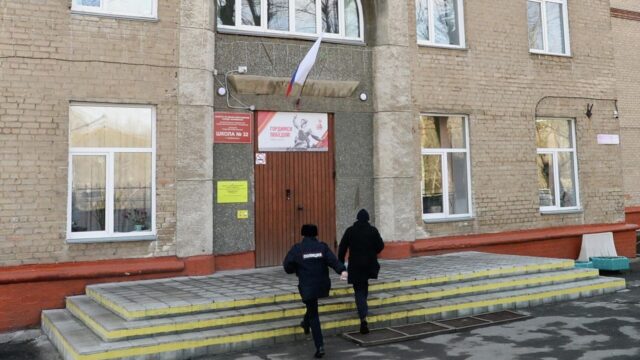Сотрудники полиции у школы в Челябинске после нападения - РИА Новости, 1920, 27.03.2026