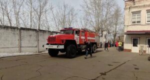 Автомобиль пожарной службы МЧС России на территории суконной фабрики в Моршанске во время пожара - РИА Новости, 1920, 27.03.2026