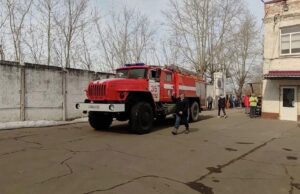 Автомобиль пожарной службы МЧС России на территории суконной фабрики в Моршанске во время пожара - РИА Новости, 1920, 27.03.2026